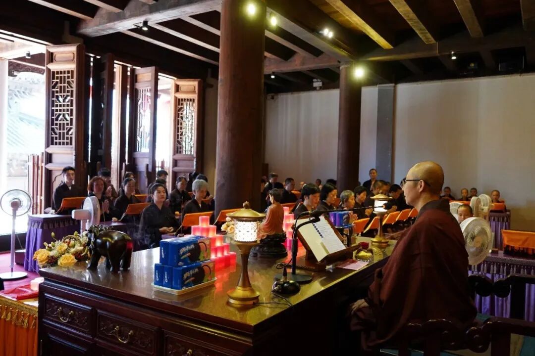 【戒香普熏】《受十善戒经》：受八关斋戒的功德利益