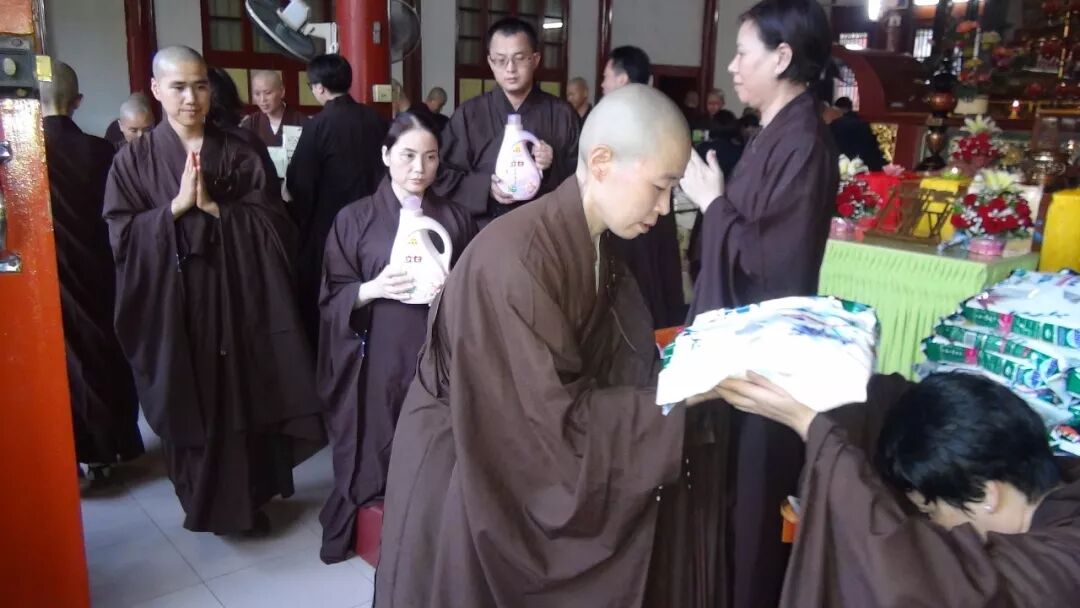 【学佛行仪之敬佛第一】出家师父在旁边时，礼拜需要注意什么？