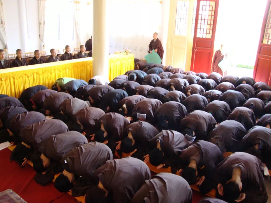 【学佛行仪之敬佛第一】在佛像前，应怎样如法顶礼出家师父？