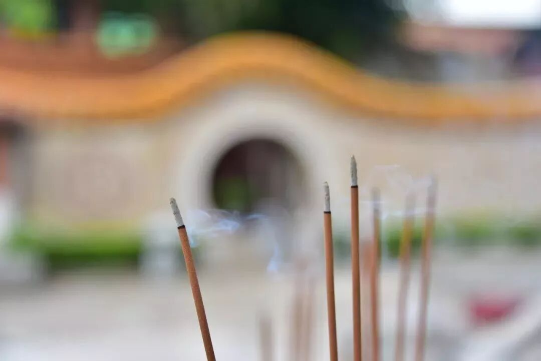 【学佛行仪之敬佛第一】香炉里的香灰、香脚应如何处理？