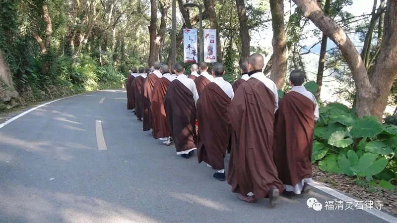 【灵石剪影】慎终追远，策勉后学——灵石律寺全体师僧礼塔祭祖