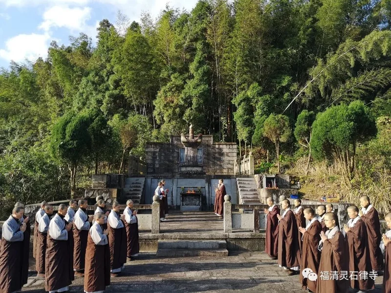 【灵石剪影】慎终追远，策勉后学——灵石律寺全体师僧礼塔祭祖