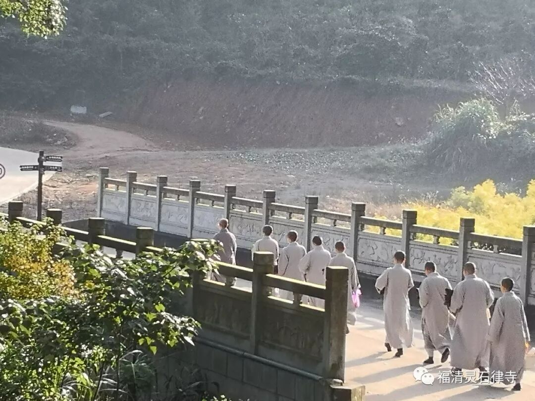 【灵石剪影】慎终追远，策勉后学——灵石律寺全体师僧礼塔祭祖