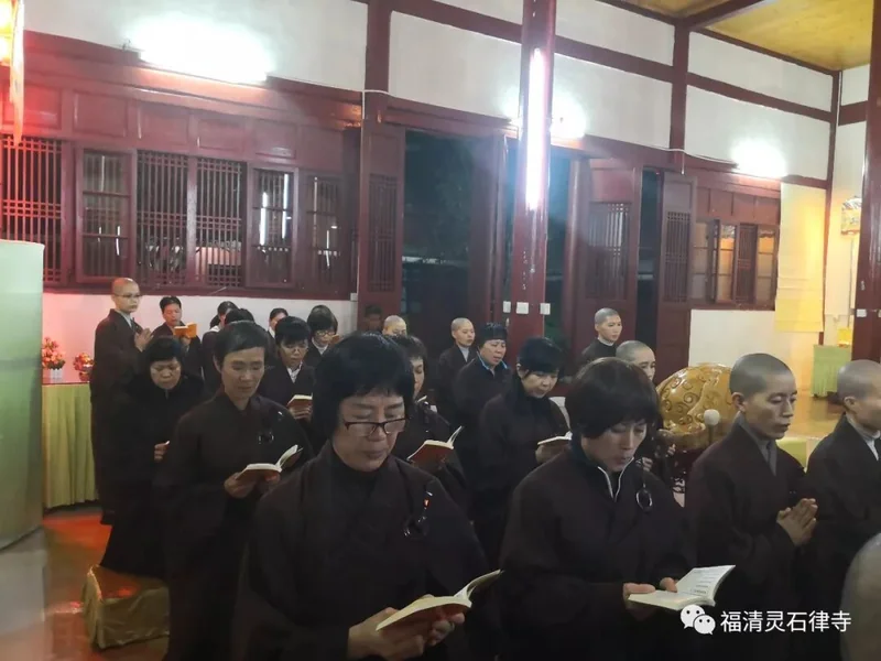 【学佛行仪之敬佛第一】在家居士的佛前衣著（一）：什么是海青？