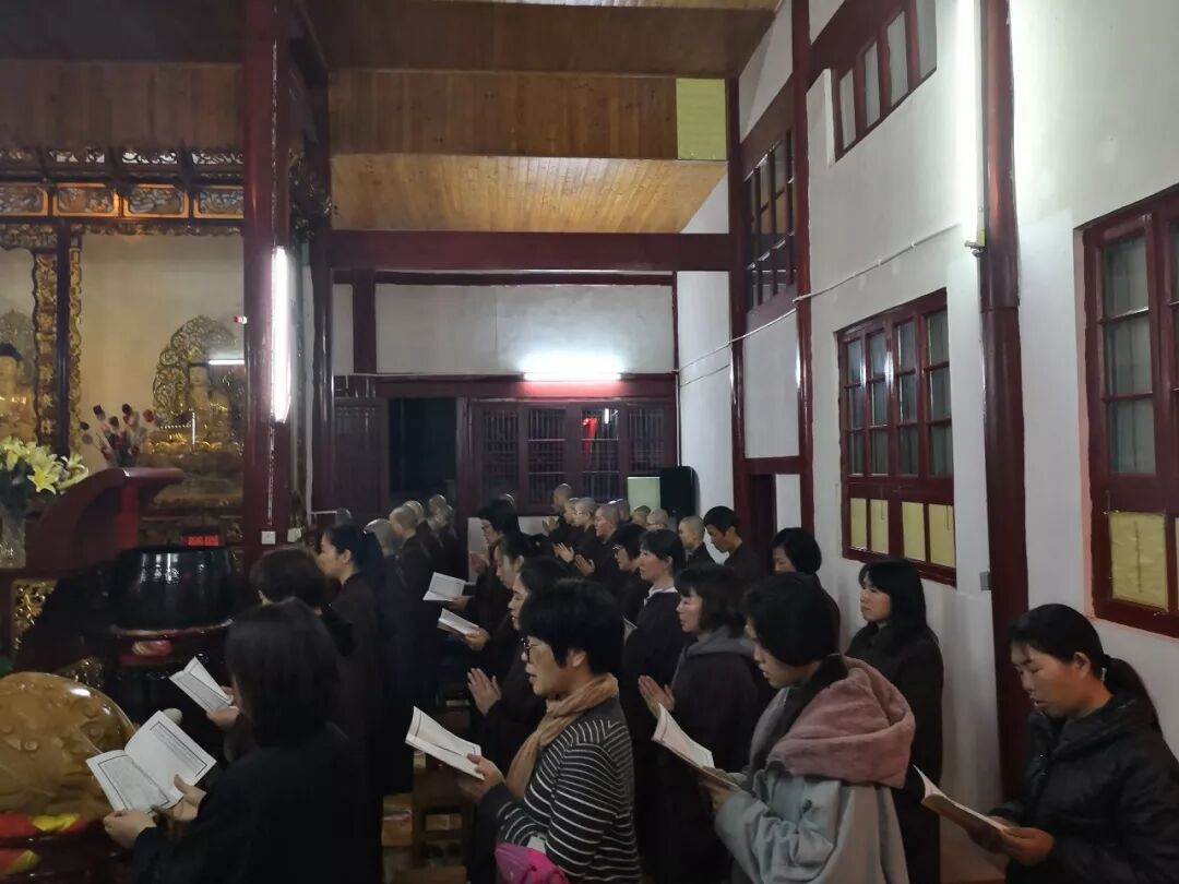【学佛行仪敬法之第八】读经时当避免哪些不正确的坐姿？