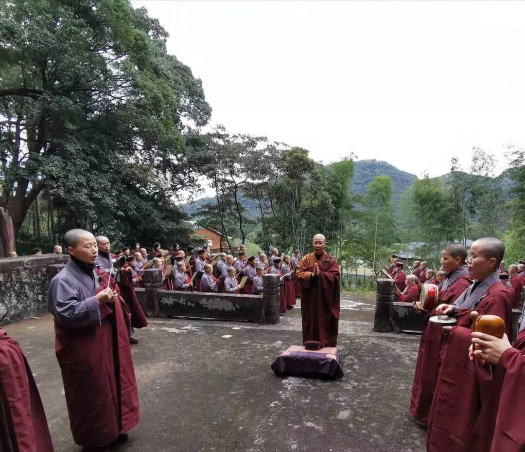 【剪影】庚子冬至灵石律寺全体师僧礼塔祭祖