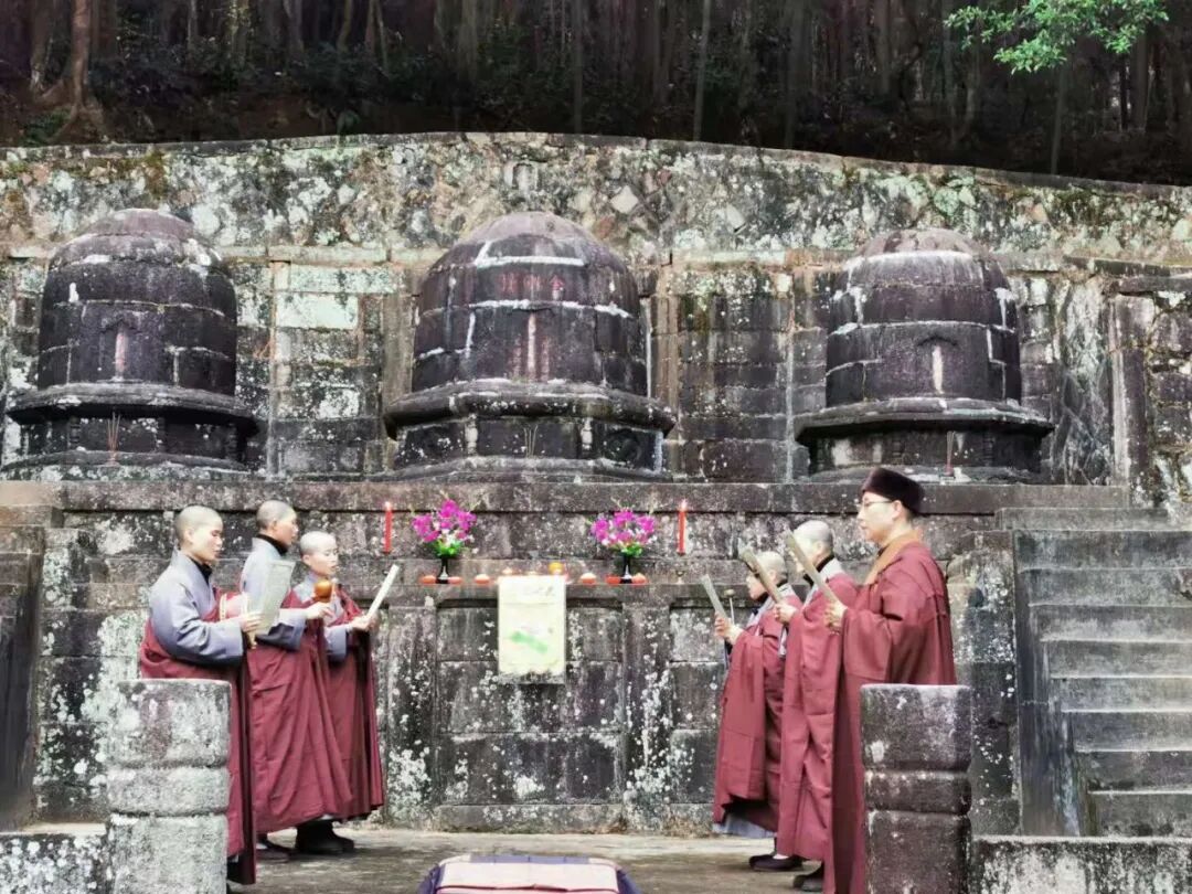 【剪影】庚子冬至灵石律寺全体师僧礼塔祭祖