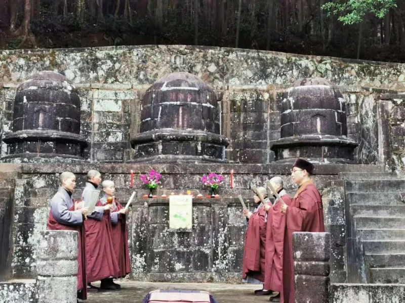 【剪影】庚子冬至灵石律寺全体师僧礼塔祭祖