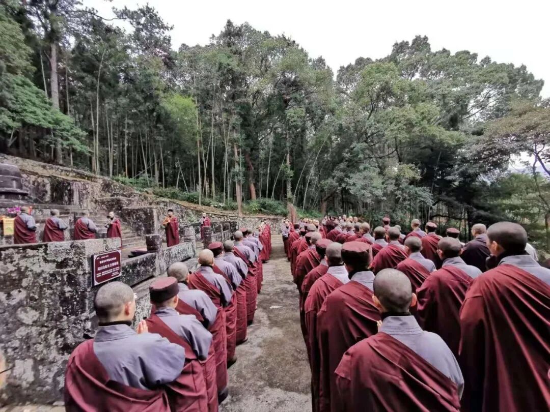 【剪影】庚子冬至灵石律寺全体师僧礼塔祭祖