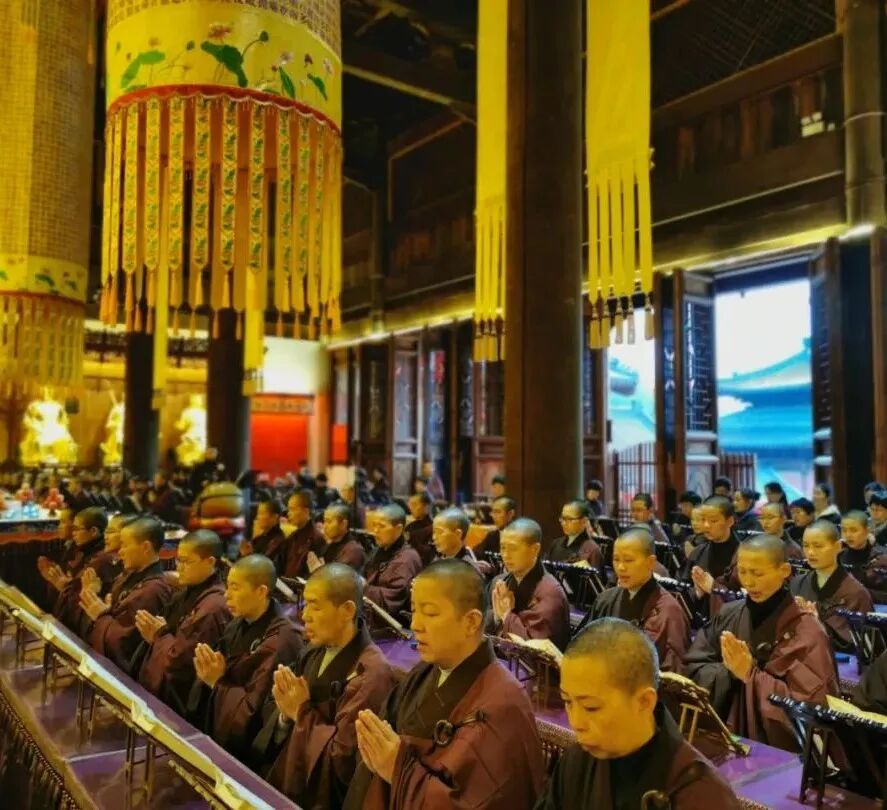 【节日专题法语】报恩祈福，普皆供养—灵石律寺僧众今日启建壬寅新春报恩祈福普供法会