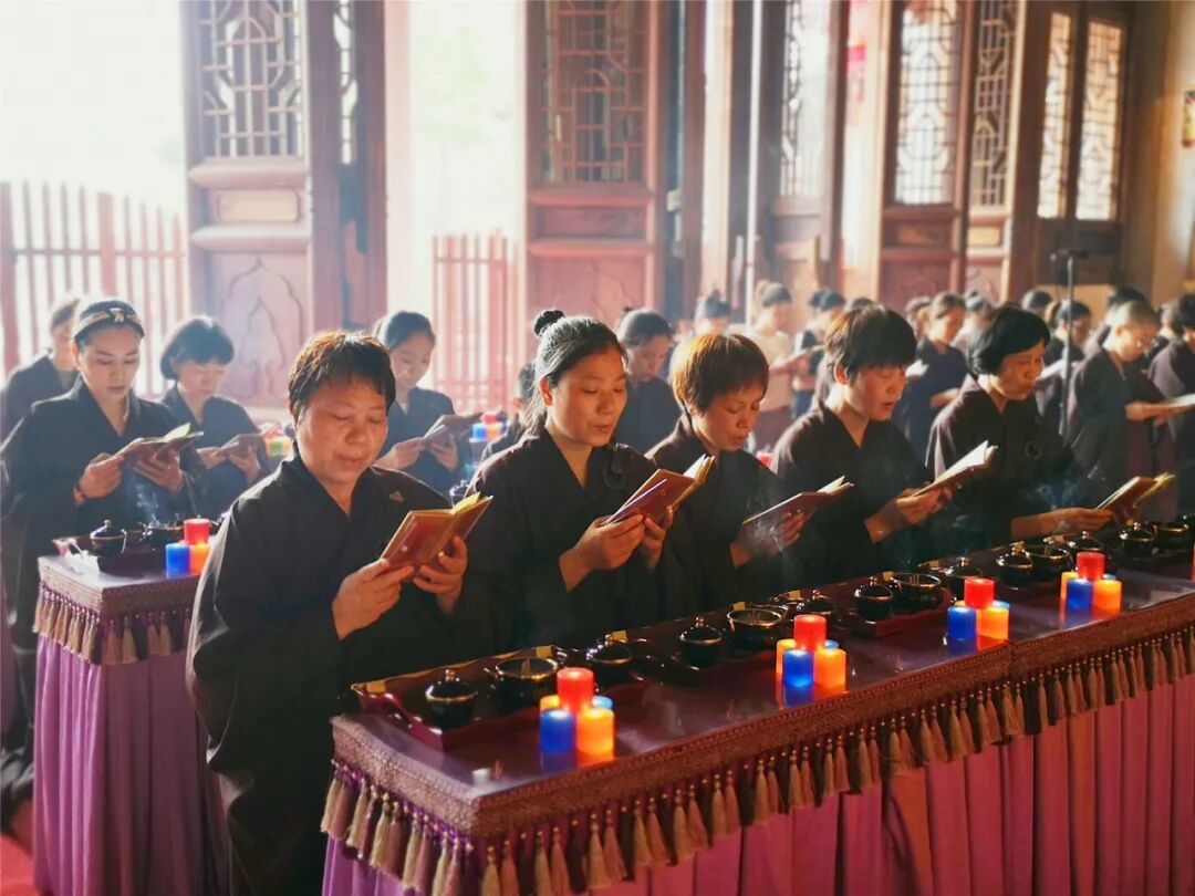 【学佛行仪之敬佛第一】佛前衣著之三：披缦衣时应念的偈颂