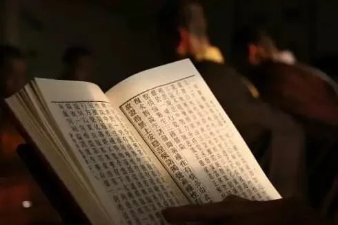 【学佛行仪之敬法第二】经书上有尘垢，应怎样如法清除？