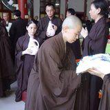 Featured image of post 【学佛行仪之敬佛第一】出家师父在旁边时，礼拜需要注意什么？