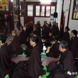 Featured image of post 【学佛行仪之敬佛第一】在家居士的佛前衣著（二）：为什么要穿海青？未皈依可以穿海青吗？